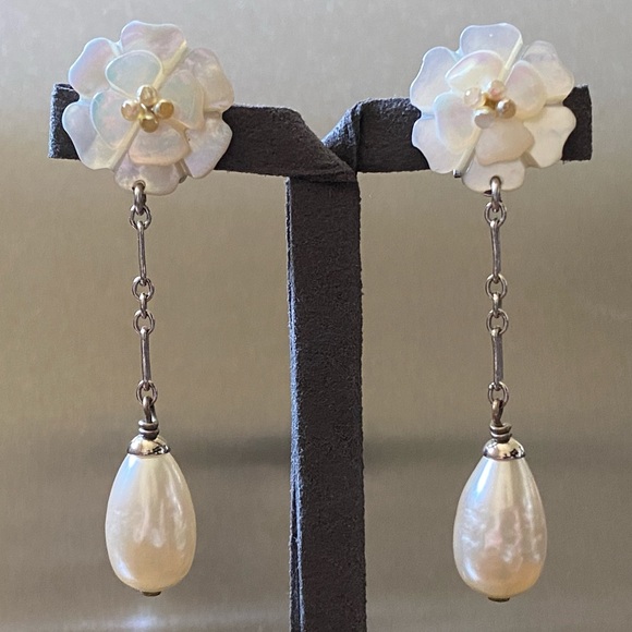 🆂🅾🅻🅳 Auth Vintage Chanel Camellia Earrings - Picture 4 of 13